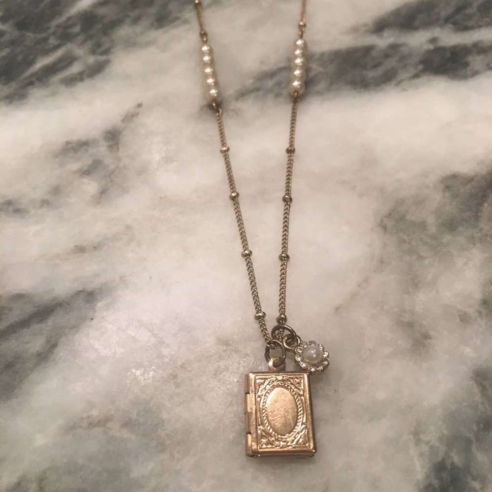 Functioning gold locket necklace